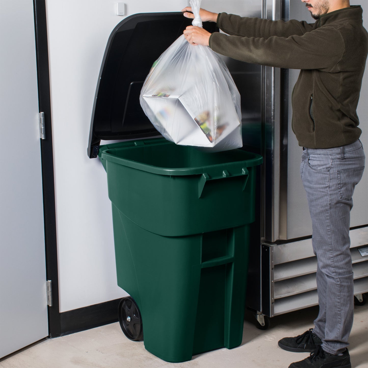 Contenedor con tapa Brute Rollout Rubbermaid verde, 189.3 lt
