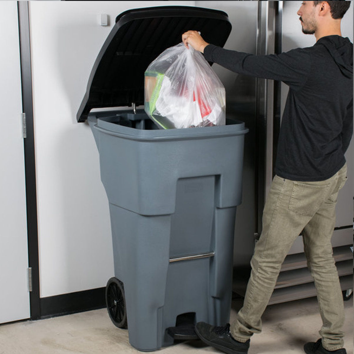 CONTENEDOR BOTE DE BASURA ROLLOUT® STEP- ON, 65 GAL