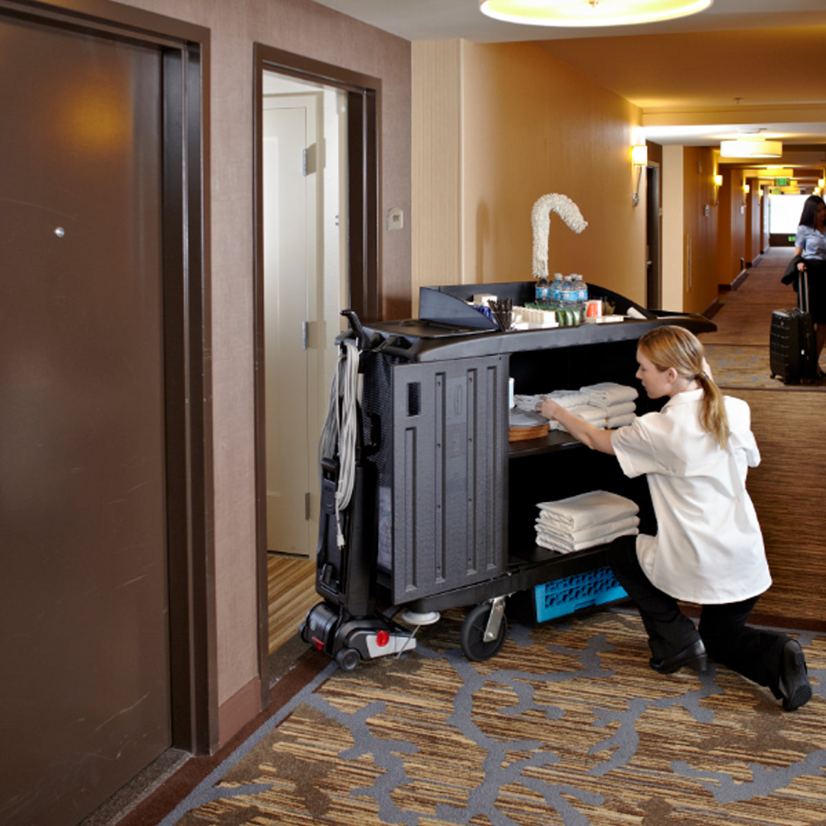 CARRO PARA AMA DE LLAVES EXECUTIVE CON PUERTAS TRADICIONAL NEGRO