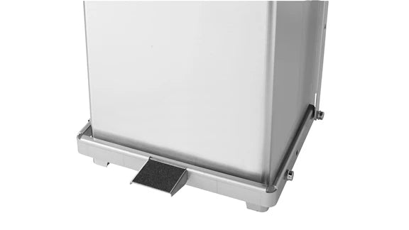 Contenedor de acero inoxidable Defenders Rubbermaid 13 gal.