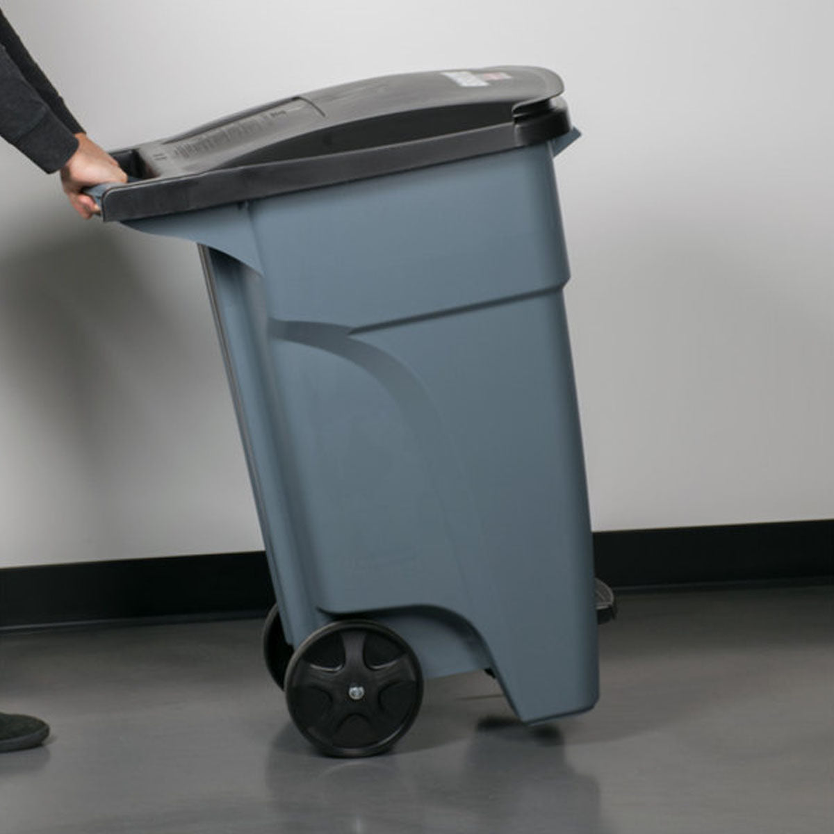 CONTENEDOR BOTE DE BASURA ROLLOUT® STEP- ON, 32 GAL