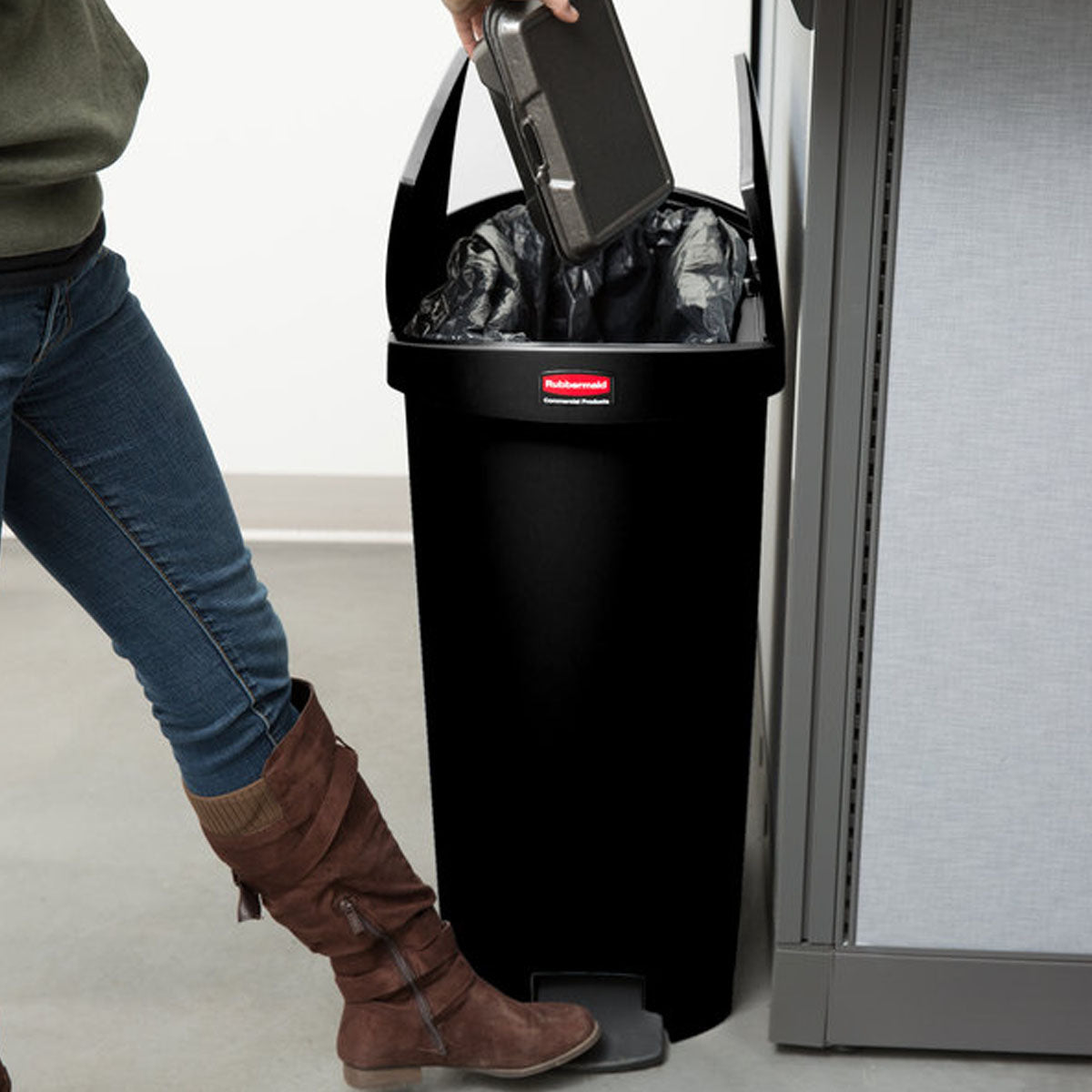Contenedor de plástico End Step Rubbermaid 50 lt. negro