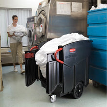 Contenedor móvil mega BRUTE Rubbermaid negro