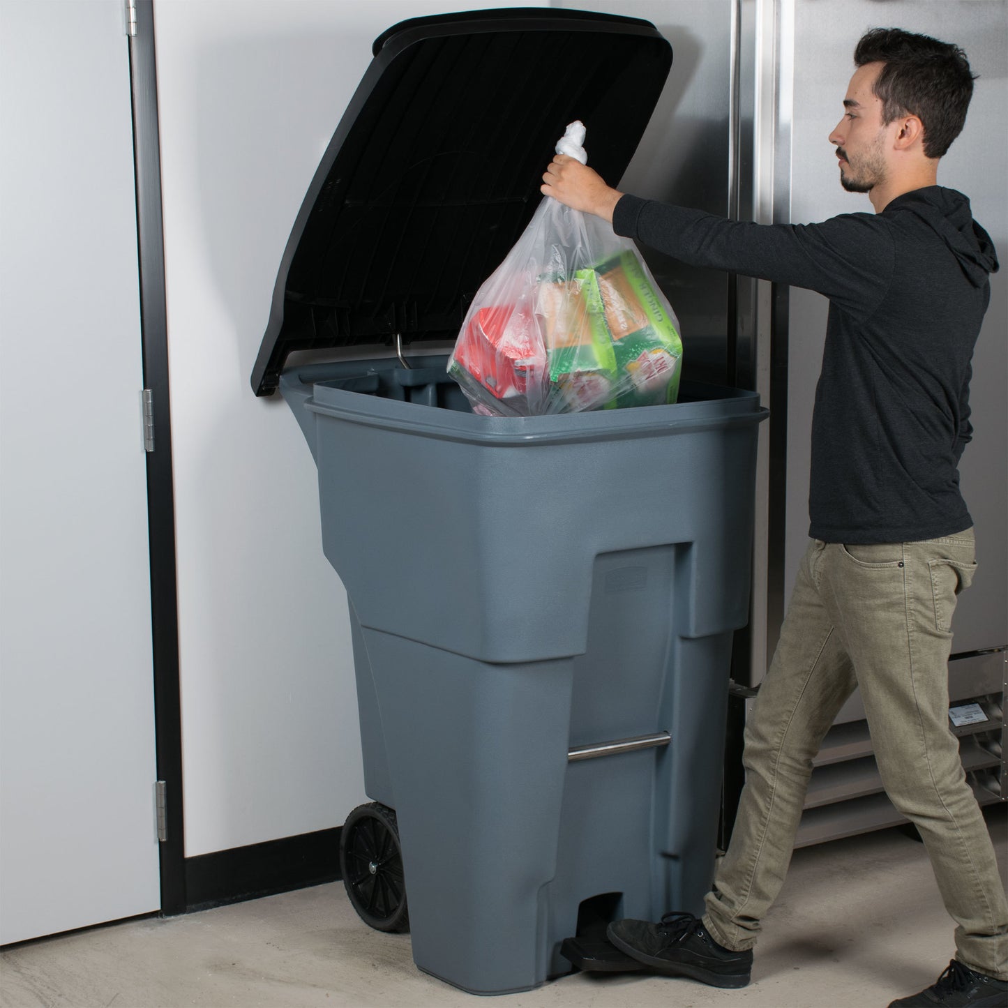Contenedor Brute Step On Rollout Rubbermaid 95 gal, gris