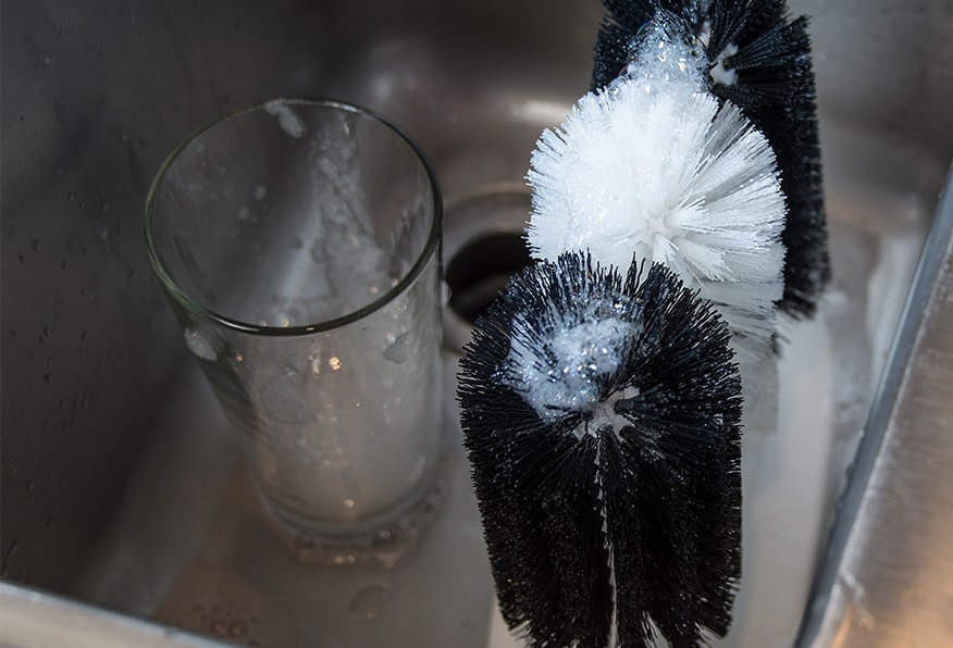 Cepillo triple para vasos de cristal Castor negro y blanco