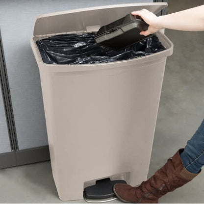 Contenedor Slim Jim de pedal Rubbermaid 90 lt. beige
