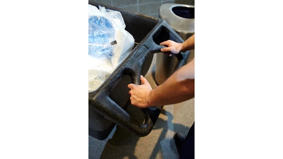 Contenedor volcador Rubbermaid espuma estruct. 2721 kg. negro