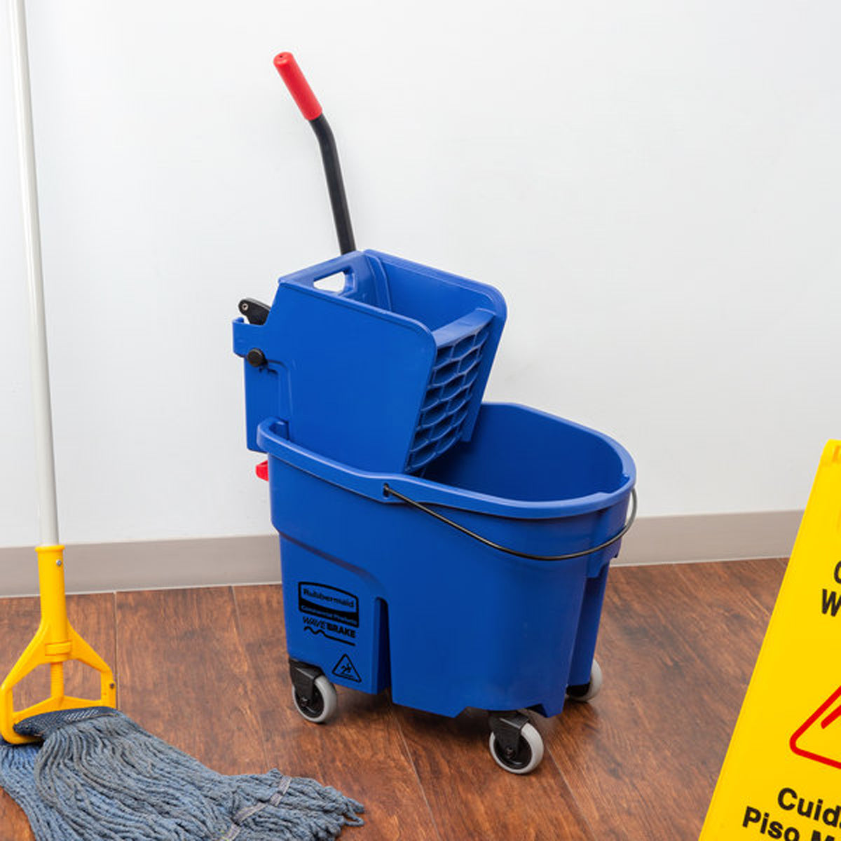 Cubeta Exprimidora Rubbermaid Wave Brake de Prensa Lateral Capacidad 8.7 gal Color Azul